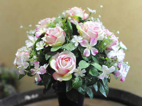 Bouquet de fleurs roses et blanches tout en hauteur
