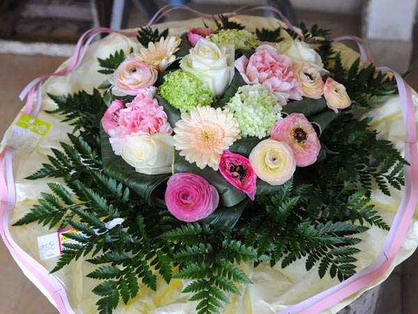 Bouquet de fleurs roses et blanches tout en largeur